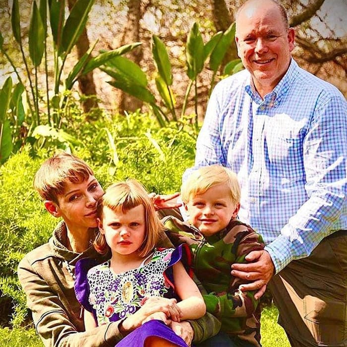 Alberto de Mónaco junto a la princesa Charlene y sus hijos