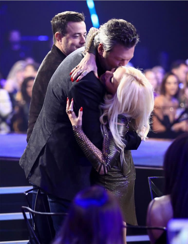 People's Choice Awards: Blake Shelton Pulls Gwen Stefani Onstage