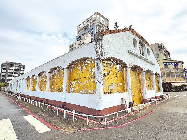 中西區原魚市場拚活化，由台南市政府引進民間資源辦理旅館BOT案，未來由曾參與河樂廣場設計的荷蘭MVRDV設計團隊與旅館業者合作，於魚市場基地規畫興建旅館，原有的遺跡也將保存融入其中。（曹婷婷攝）