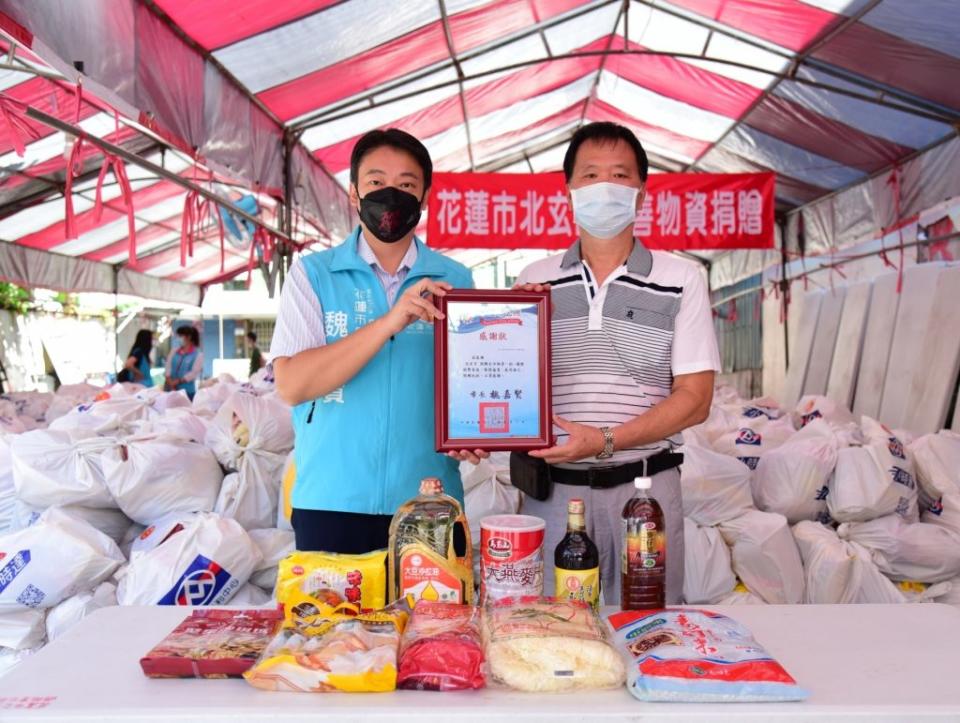 花蓮北玄宮捐贈千餘份中元普渡物資，花蓮市長魏嘉賢致贈感謝狀。(花蓮市公所提供)