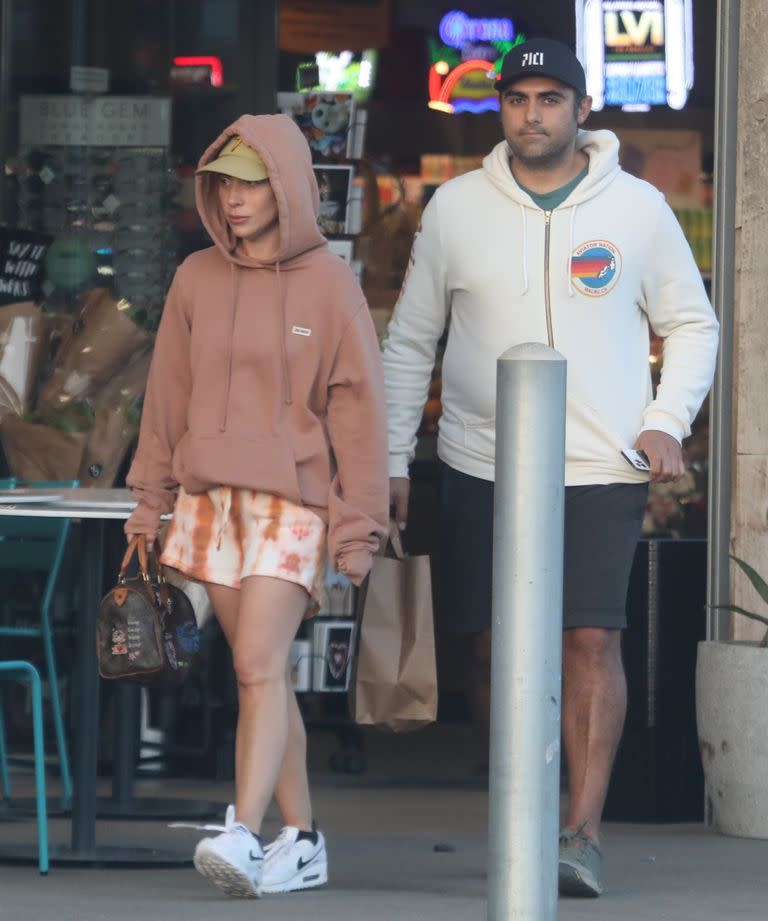 Lady Gaga y su novio, el empresario Michael Polansky, saliendo de un supermercado en Malibú