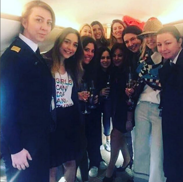 Mina Basaran, sus amigas y la tripulación del avión siniestrado sobre Irán en el que murieron todos sus ocupantes. (Foto compartida en Instagram por @adige_fsn)