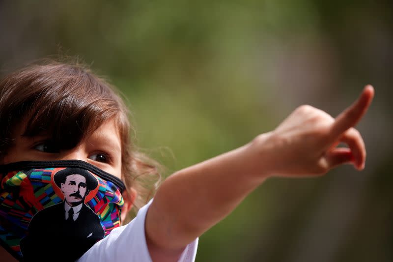 Un niño lleva una máscara facial que representa al doctor José Gregorio Hernández durante su ceremonia de beatificación, en Caracas, Venezuela, el 30 de abril de 2021.
