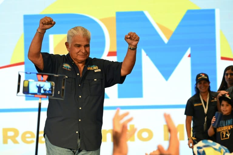 El presidente electo de Panamá, José Raúl Mulino, celebra con sus seguidores el triunfo electoral, en Ciudad de Panamá el 5 de mayo de 2024 (MARTIN BERNETTI)