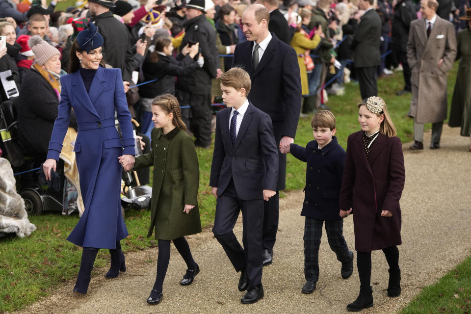 ARCHIVO - Catalina, la princesa de Gales, la princesa Carlota, el príncipe Jorge, Guillermo, el príncipe de Gales, el príncipe Luis y Mia Tindall llegan a la misa de Navidad en la Iglesia de Santa María Magdalena en Sandringham, Norfolk, Inglaterra el 25 de diciembre de 2023. (Foto AP/Kin Cheung, archivo)