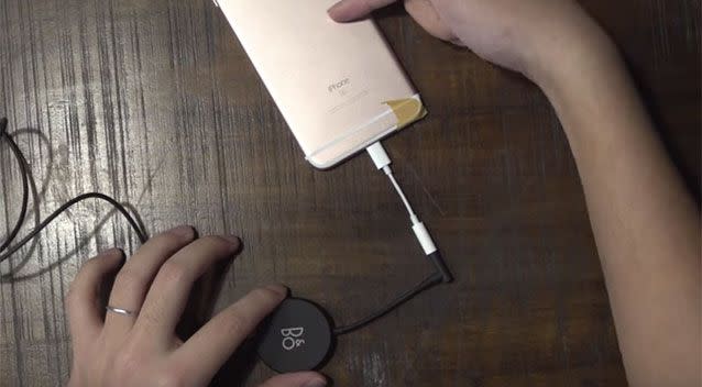 The jack looks like it will plug into the Thunderbolt port. Source: YouTube/Tinh tế