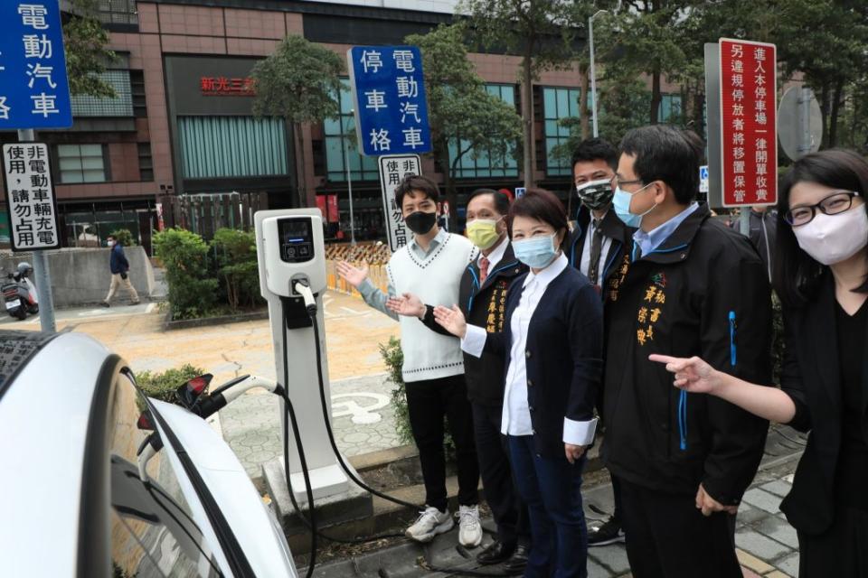 台中市「智慧能源管理系統併網建構低碳生活城市」示範計畫舉行開幕啟用典禮。（記者徐義雄攝）