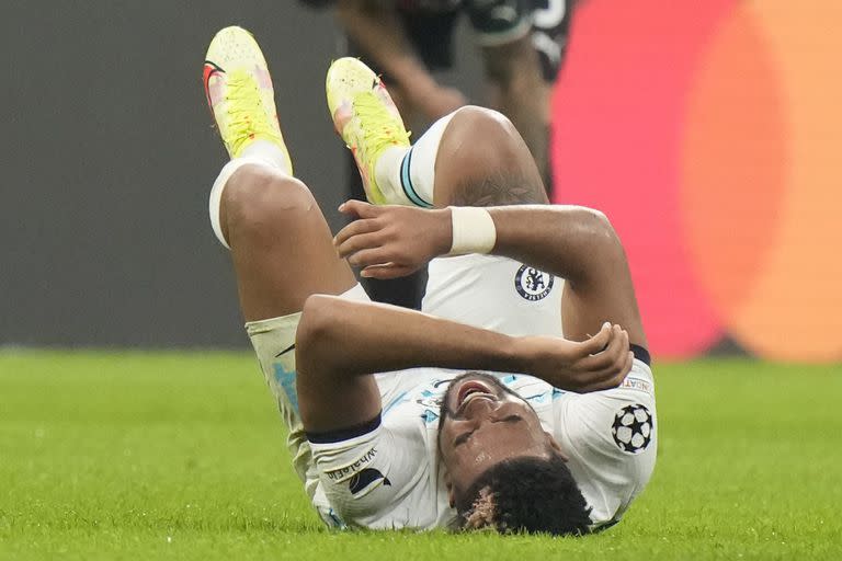 Reece James, defensor del Chelsea, sufre tras una jugada durante el partido ante el Milan en el estadio San Siro de Milán, Italia, el martes 11 de octubre de 2022. (AP Foto/Luca Bruno)