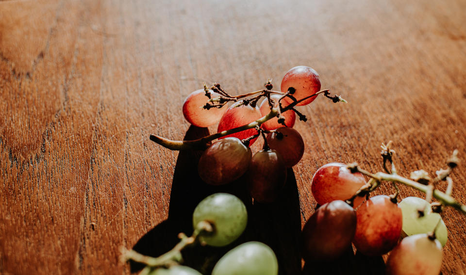 La uva roja tiene algunas calorías menos que la blanca. Foto: Getty Creative