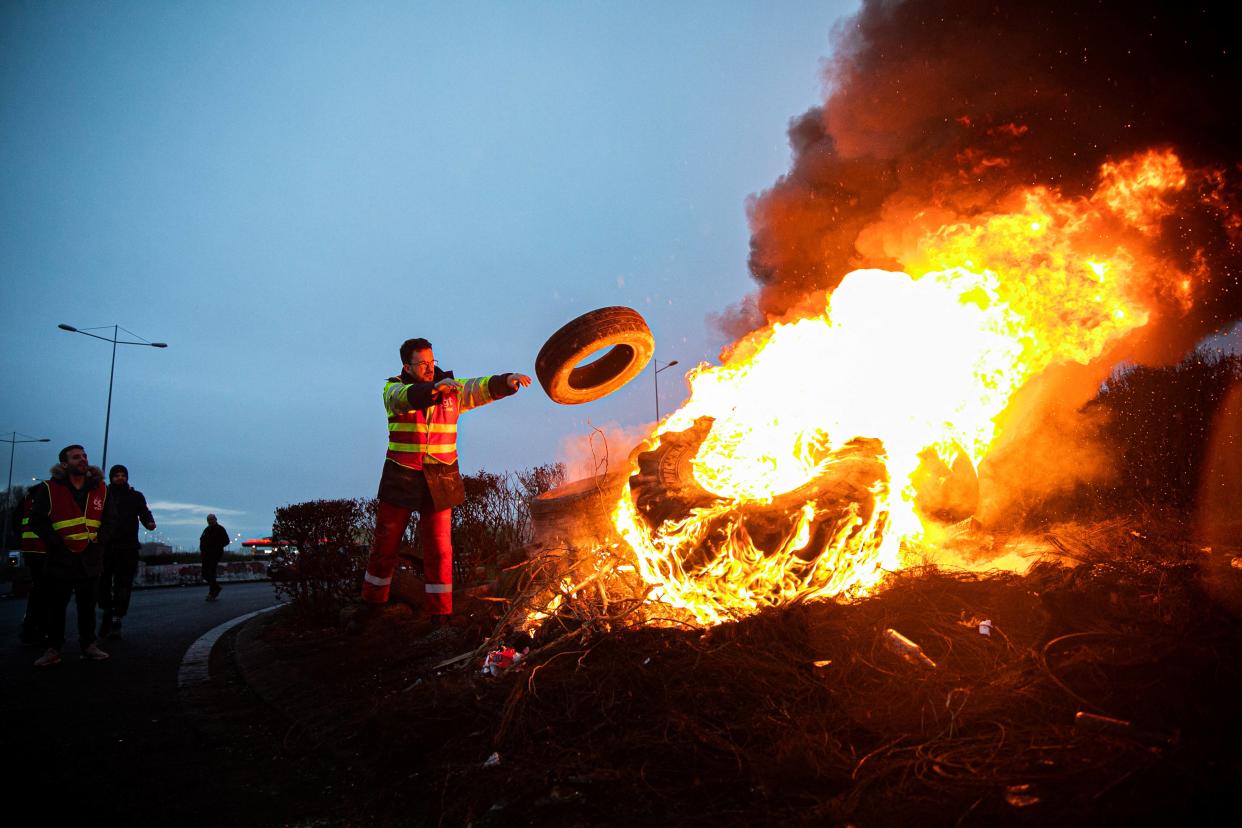 Des actions violentes essaiment en France depuis le recours du gouvernement au 49.3 le 16 mars, pour faire passer la réforme des retraites (Ici, un incendie près d’une station-service TotalEnergies, au Havre, le 21 mars).