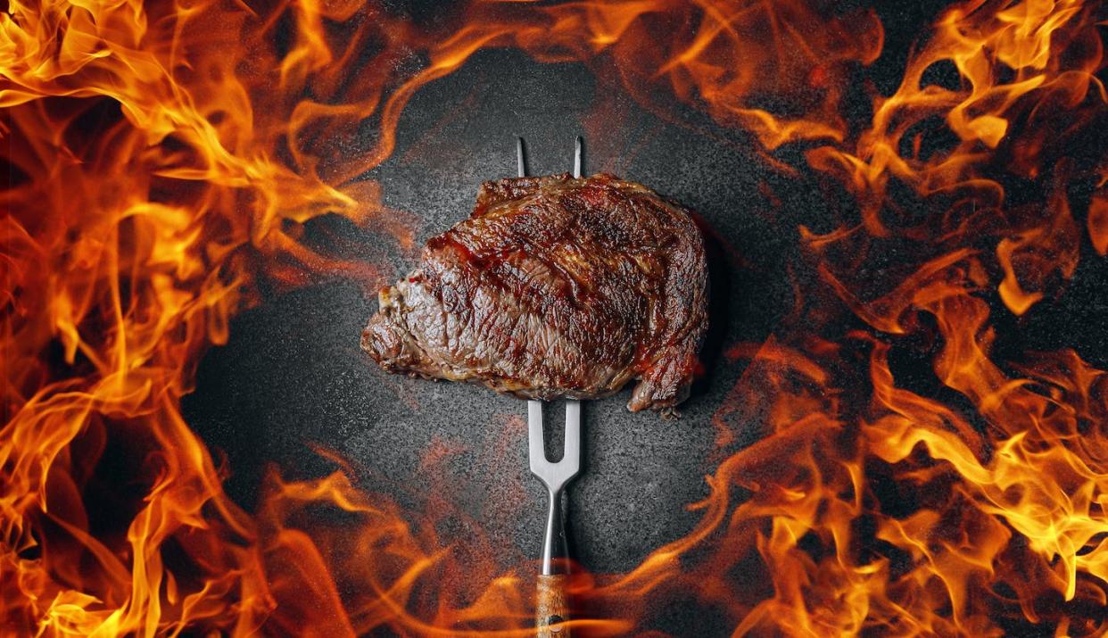 <a href="https://www.shutterstock.com/es/image-photo/grilled-marbled-beef-steak-fire-1925088086" rel="nofollow noopener" target="_blank" data-ylk="slk:Shutterstock / Mikhaylovskiy;elm:context_link;itc:0;sec:content-canvas" class="link ">Shutterstock / Mikhaylovskiy</a>