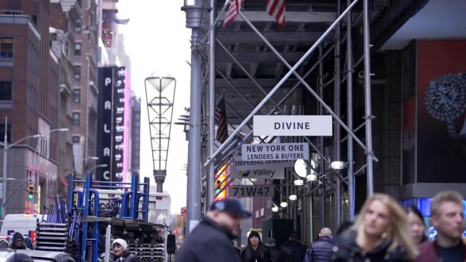 PHOTO: Manhattan's Diamond District is home to several long-running high-end jewelry stores. (ABC News)