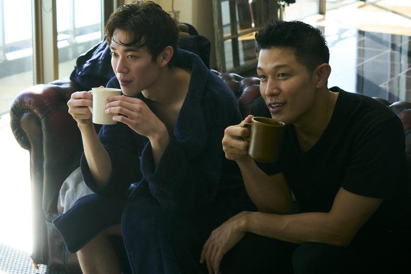 鈴木亮平（右）和宮澤冰魚在《愛是自私》飾演情侶，鈴木亮平是第一次挑戰男男戀作品。（天馬行空提供）