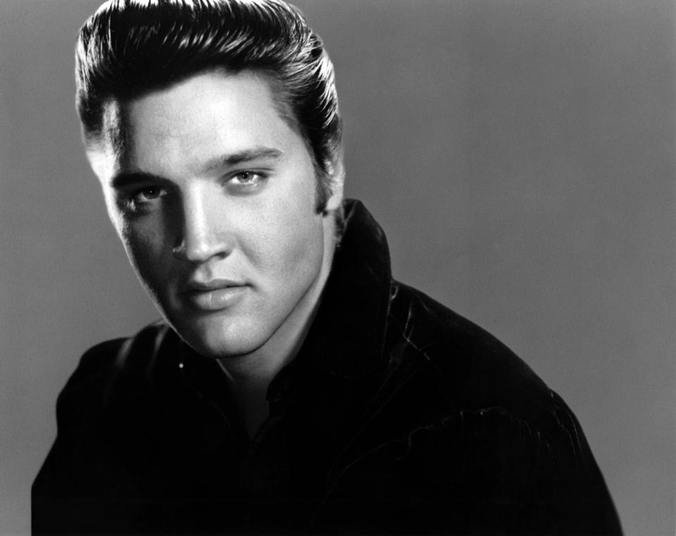 <h3>ELVIS PRESLEY</h3><p>堪稱經典的搖滾樂之王Elvis Presley其實也是個雙胞胎。於美國密西西比州出生的Elvis，其實在出生前35分鐘也誕生了一位雙胞胎哥哥，然而很不幸地，他在準備投入這個世界的懷抱前，就已失去生命。</p><p>【延伸閱讀】</p><p><a href="https://www.harpersbazaar.com/tw/celebrity/celebritynews/g22555588/celebrities-vintage-doppelgangers/" rel="nofollow noopener" target="_blank" data-ylk="slk:【解碼星光】好萊塢明星的前世今生？！盤點8位與傳奇明星「撞臉」的好萊塢名人！;elm:context_link;itc:0;sec:content-canvas" class="link ">【解碼星光】好萊塢明星的前世今生？！盤點8位與傳奇明星「撞臉」的好萊塢名人！</a></p><p><a href="https://www.harpersbazaar.com/tw/celebrity/celebritynews/g19650899/roommates-actors-directors-hollywood/" rel="nofollow noopener" target="_blank" data-ylk="slk:【解碼星光】最深刻的革命情誼！11對你不知道曾是室友的好萊塢男星;elm:context_link;itc:0;sec:content-canvas" class="link ">【解碼星光】最深刻的革命情誼！11對你不知道曾是室友的好萊塢男星</a></p><p><a href="https://www.harpersbazaar.com/tw/celebrity/celebritynews/g19589024/hollywood-celebrities-look-alike/" rel="nofollow noopener" target="_blank" data-ylk="slk:【解碼星光】超級明星臉！10對曾被「誤認為彼此」的好萊塢明星;elm:context_link;itc:0;sec:content-canvas" class="link ">【解碼星光】超級明星臉！10對曾被「誤認為彼此」的好萊塢明星</a></p><cite>Getty Images</cite>