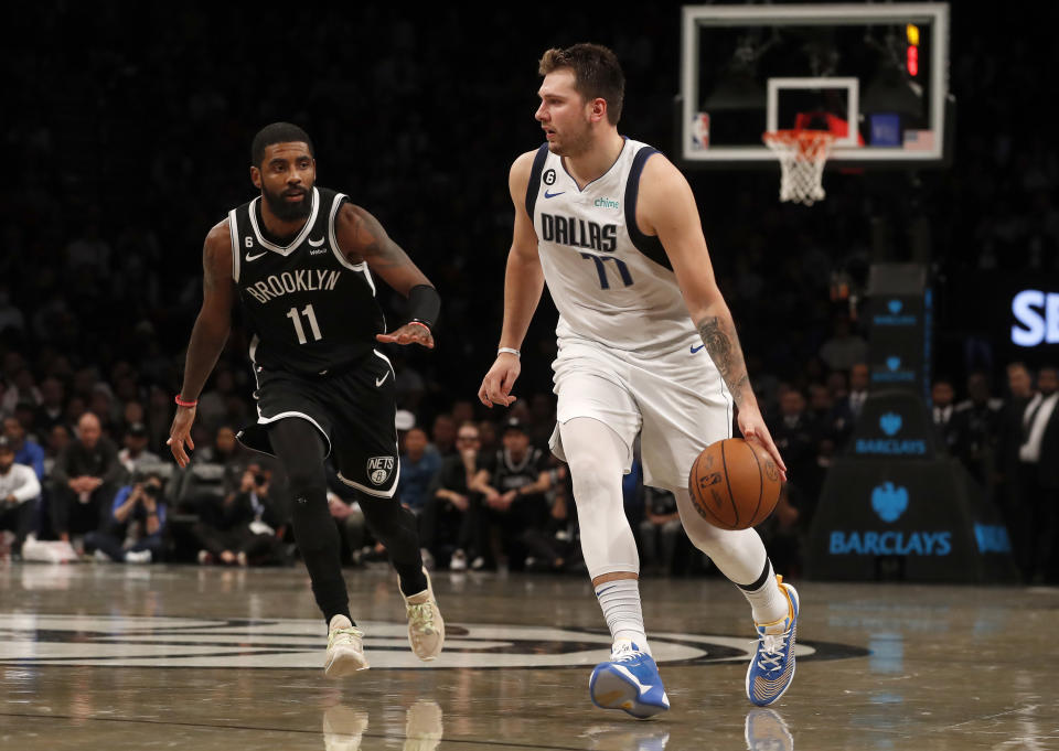 Luka Doncic（控球者）迎來新搭擋Kyrie Irving。（Photo by Jim McIsaac/Getty Images）