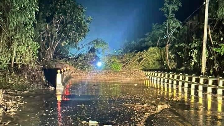 近日花蓮大雨　蘇花公路多處土石流，台鐵2處鐵軌遭溢淹。（圖/翻攝畫面）