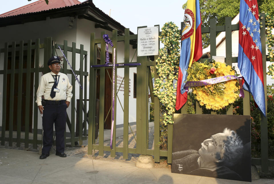 Una corona de flores decora la entrada al Museo Gabriel García Márquez, en la casa donde nació el escritor en Aracataca, Colombia, el viernes 18 de abril del 2014. García Márquez murió el jueves en la Ciudad de México. Tenía 87 años. (AP Foto/Ricardo Mazalan)