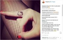Das erwähnte Kätzchen findet sich gut versteckt auf Perrys Mittelfinger: Auf ihrem Instagram-Profil zeigte die Sängerin allerdings ihr "Hello Kitty!"-Tattoo, das sie sich 2014 stechen ließ. (Bild: instagram.com/katyperry)