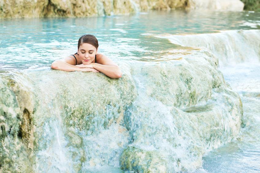 <span>El agua puede hacer que las lentes de contacto cambien de forma y que se peguen al ojo. Aparte de ser incómodo, esto puede provocar daños en la córnea.</span> (Foto: iStock)