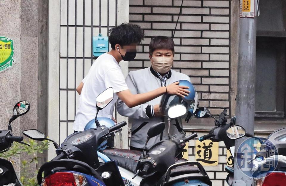 5月18日10：45，傅天穎的男友也與她兒子一起行動，兩人相處很融洽，有類似「父子情深」的畫面。