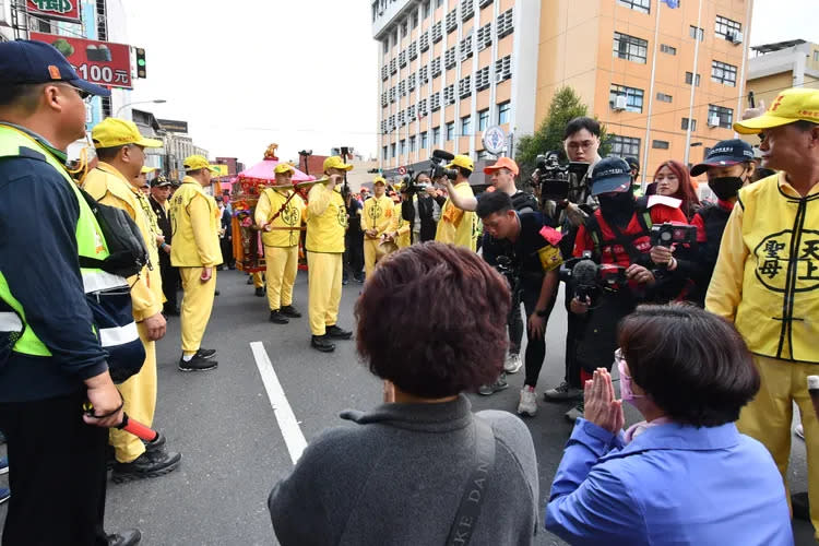 彰化縣長王惠美跪迎白沙屯媽祖。縣府提供