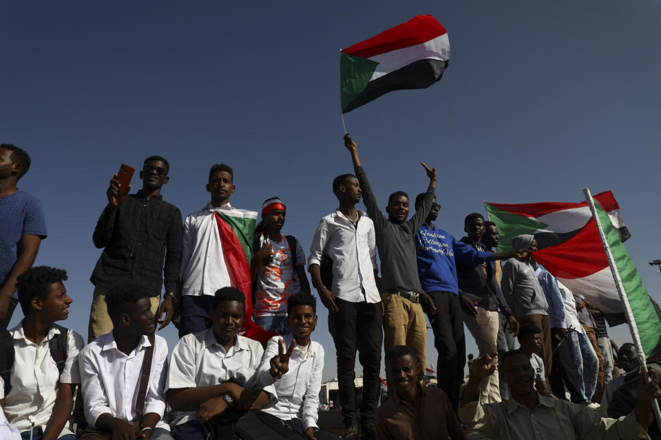 Un grupo de personas festejan el primer aniversario de las protestas que derivaron en el derrocamiento del expresidente Omar al-Bashir, en Jartum, Sudán, el jueves 19 de noviembre de 2019. (AP Foto)