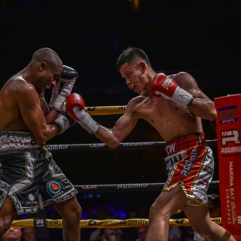 Singapore boxer Muhamad Ridhwan (right) fighting Namibia’s Paulus Ambunda for the IBO world super-bantamweight title at Marina Bay Sands on 29 September, 2018. (Photo: Facebook/Ringstar Boxing)