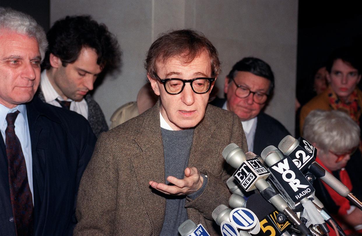 <p>El actor y director estadounidense Woody Allen habla con los medios de comunicación después de reunirse con un juez, el 12 de enero de 1993 en Nueva York. El juez estaba considerando cuánto acceso debería permitirse a Allen con sus hijos, quienes ahora están bajo la custodia de su ex amante, la actriz estadounidense Mia Farrow. </p> (HELAYNE SEIDMAN / AFP a través de Getty Images)