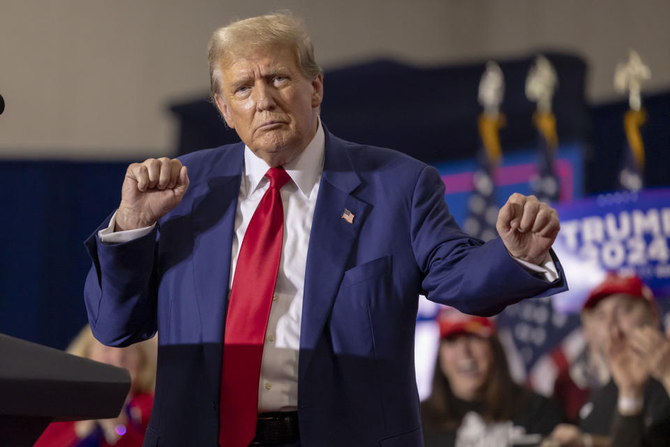 Kandidat presiden dari Partai Republik mantan Presiden Donald Trump menari sedikit setelah pidatonya, Selasa, 2 April 2024, di rapat umum di Green Bay, Wisconsin (AP Photo/Mike Roemer)