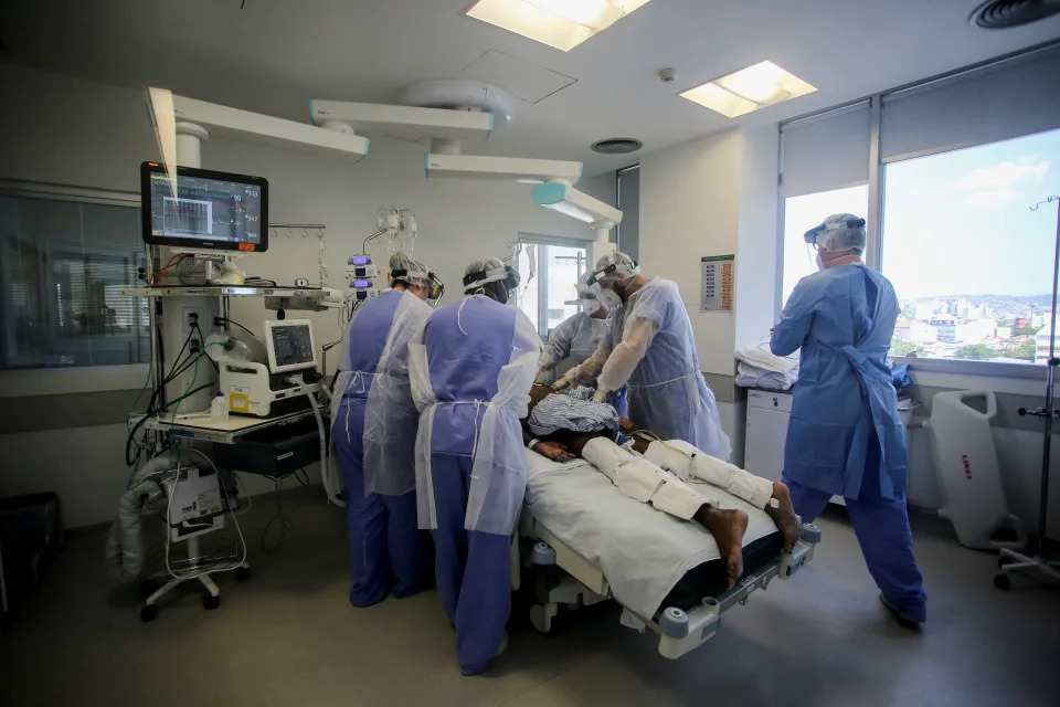 Medical workers take care of a patient at the intensive care unit (ICU) of Hospital das Clinicas amid the outbreak of the coronavirus disease (COVID-19), in Porto Alegre, Brazil January 14, 2022. REUTERS/Diego Vara