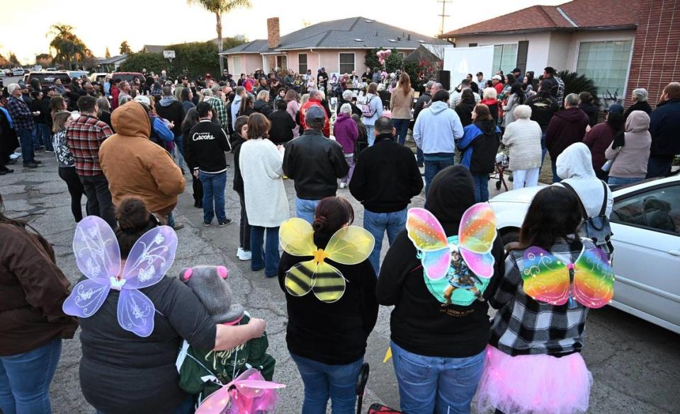 Cientos de personas se reúnen para una vigilia con velas días después del asesinato de cuatro miembros de la familia Bond, el viernes 12 de enero de 2024 por la noche, en Reedley.