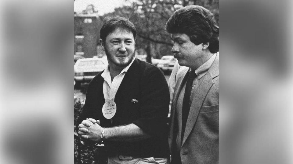 Larry Gene Bell, left, arrives at the Berkeley County courthouse on Feb.11, 1986, for jury selection in his trial on charges of murder and kidnapping in the 1985 slaying of Lexington County teenager Shari Faye Smith. Bell wore a circular paper clipped to his shirt that read, ‘I am the victim Larry Gene Bell. I am innocent.’