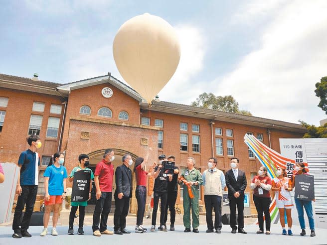 今年的全國大專運動會由國立成功大學主辦，成大參考奧運創意，運用探空科技，首度將全大運實體聖火，送上高空。（洪榮志攝）