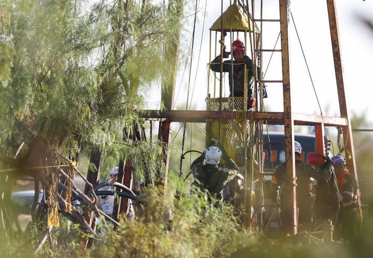 Foto del jueves de personal de rescate participando en la operación de rescate de los mineros atrapados en una mina de carbón que se derrumbó en Sabinas, estado de Coahuila