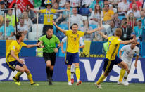 Soccer Football - World Cup - Group F - Sweden vs South Korea - Nizhny Novgorod Stadium, Nizhny Novgorod, Russia - June 18, 2018 Sweden's Marcus Berg and team mates appeal to referee Joel Aguilar after a challenge by South Korea's Kim Min-woo in the penalty area REUTERS/Carlos Barria