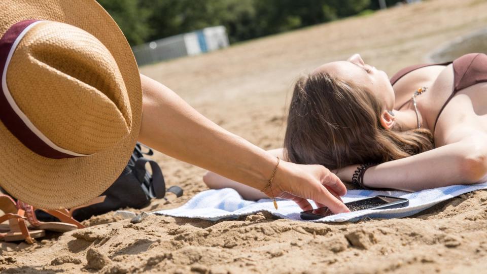 Wer sein Handy beim Freibadausflug nicht im Auge behält, geht bei einem Diebstahl leer aus. Wird das Gerät im Spind im Schwimmbadgebäude eingeschlossen, greift beim Einbruch meist die Hausratpolice.