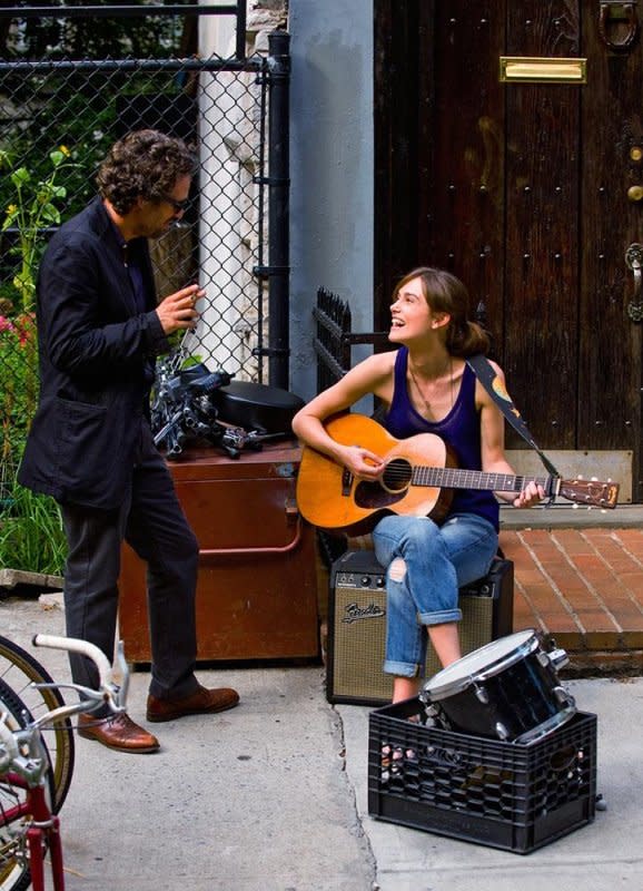 綺拉奈特莉在《曼哈頓戀習曲》抱著吉他自彈自唱，模樣清新。（圖／劇照）