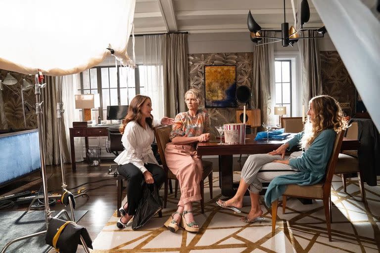 Kristin Davis, Cynthia Nixon y Sarah Jessica Parker, en el set de And Just Like That...