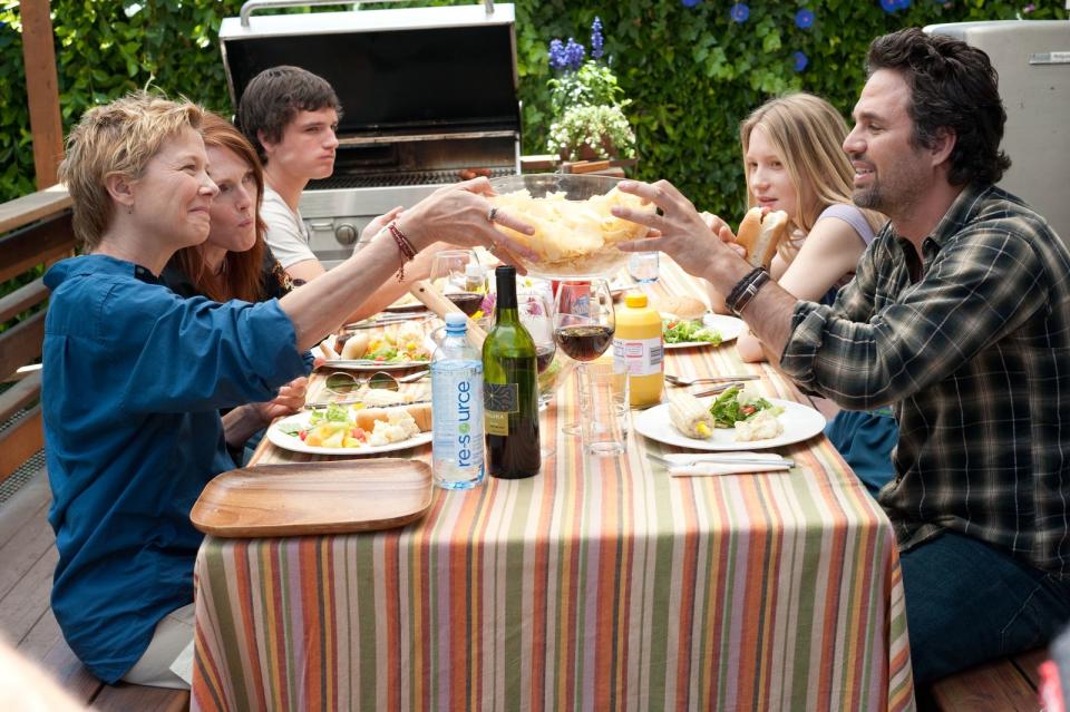 Was macht Familie aus? Als die Kinder eines lesbischen Paares (Julianne Moore, Annette Benning) ihren leiblichen Vater (Mark Ruffalo) kennenlernen, wird das Leben der fünf Beteiligten auf den Kopf gestellt. "The Kids Are All Right" von Lisa Cholodenko bewies 2010, das Liebe sämtliche Grenzen überschreiten kann. Die Regisseurin und Co-Autorin des US-Films spürte sensibel und mit viel Humor der Frage nach, was Familie heutzutage alles bedeuten kann. (Bild: 2010 Universal Studios)