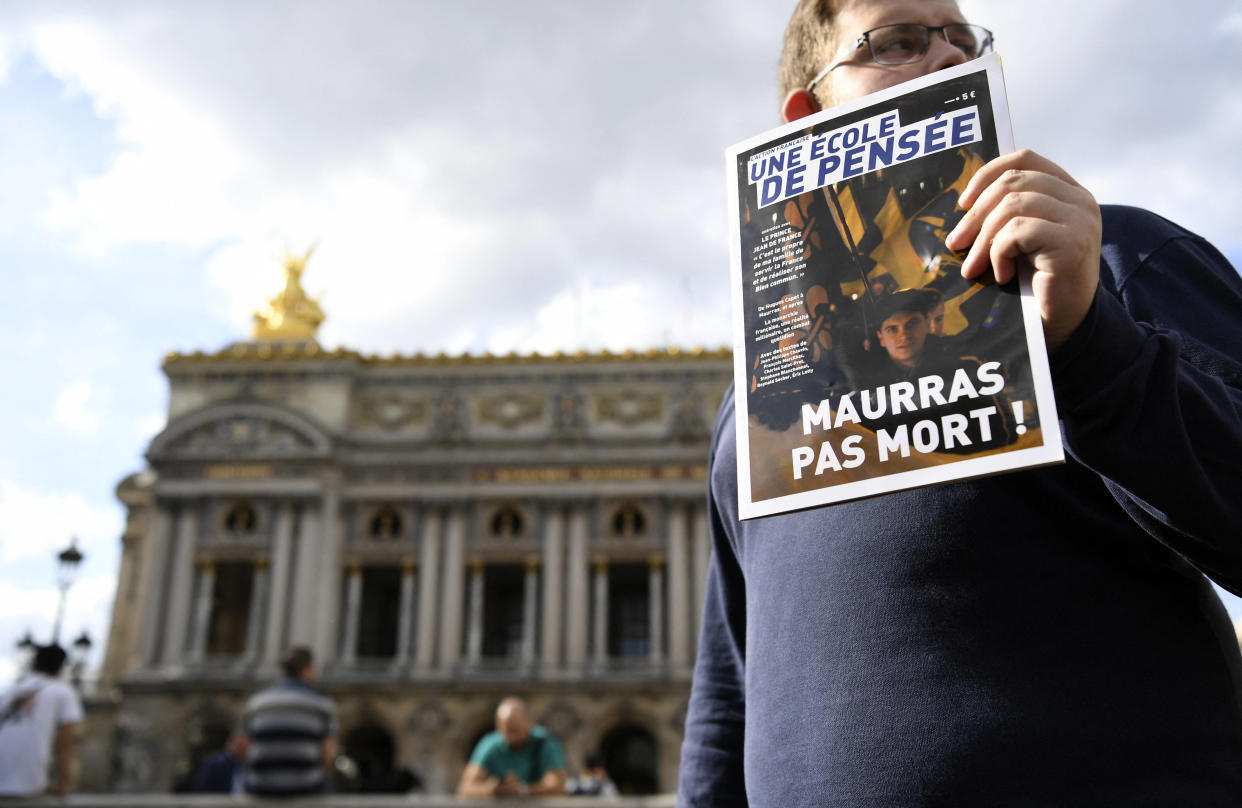 Un militant de l’Action française diffusant de la propagande place de l’Opéra à Paris (illustration)