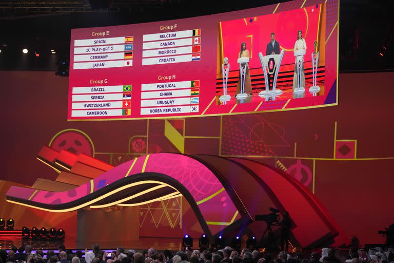 La imagen muestra el sorteo del Mundial se lleva a cabo en Doha, Qatar, el viernes 1 de abril de 2022 (AP Foto/Darko Bandic)