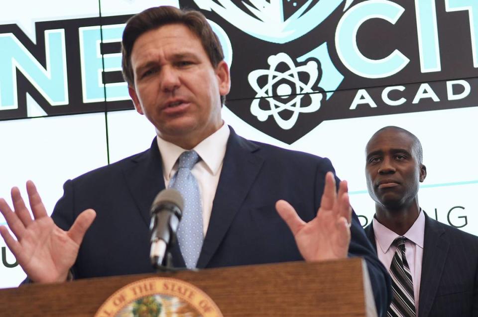 El gobernador de la Florida, Ron DeSantis, habla durante una rueda de prensa ante el recién nombrado secretario de Salubridad del estado, el Dr. Joseph Ladapo, en la Neo City Academy de Kissimmee, Florida, el 22 de septiembre de 2021. Un día después de ser nombrado, Ladapo instituyó su primera regla que dio a los padres "discreción exclusiva" sobre si su hijo llevaba una mascarilla en la escuela. (Foto de Paul Hennessy / SOPA Images/Sipa USA)