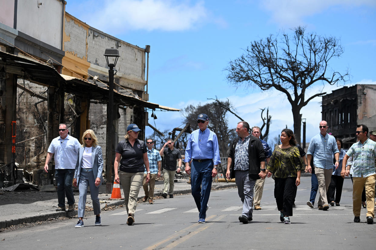 Hawaï : Biden est arrivé à Maui, endeuillée par les incendies dévastateurs (Phoot de Joe Biden et Jill Biden avec les responsables des recherches des survivants à Maui le 21 août 2023) 