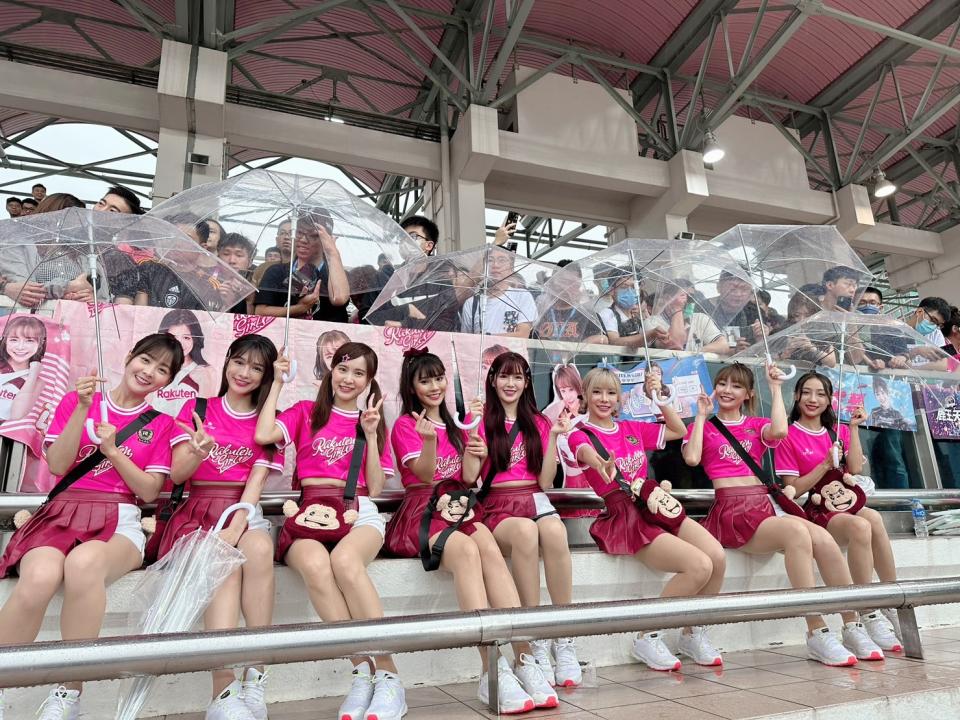 樂天桃猿啦啦隊Rakuten Girls出席晉峰足球會與香港U23雨中之戰。（樂天桃猿提供）