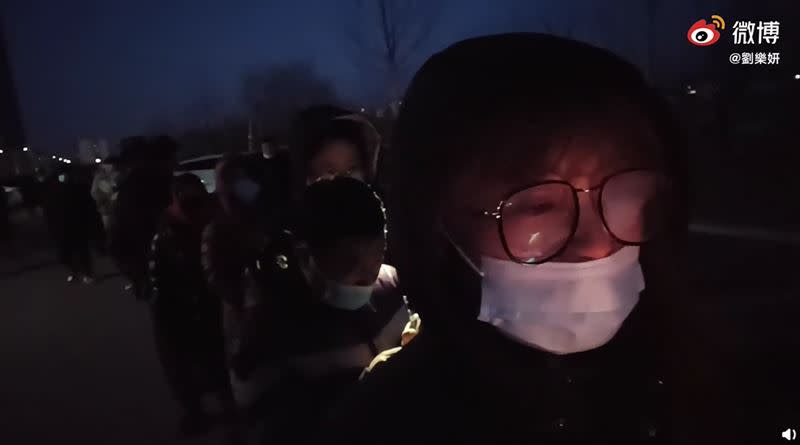 劉樂妍嗆台灣防疫卻被發現戴著口罩還露出鼻孔。（圖／翻攝自劉樂妍微博）