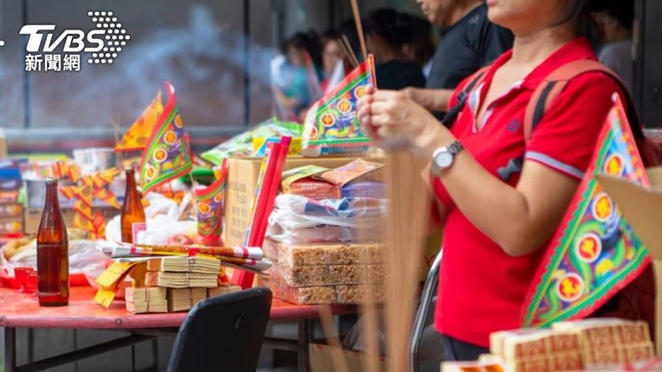 鬼月一定得祭拜好兄弟。（示意圖／shutterstock達志影像）