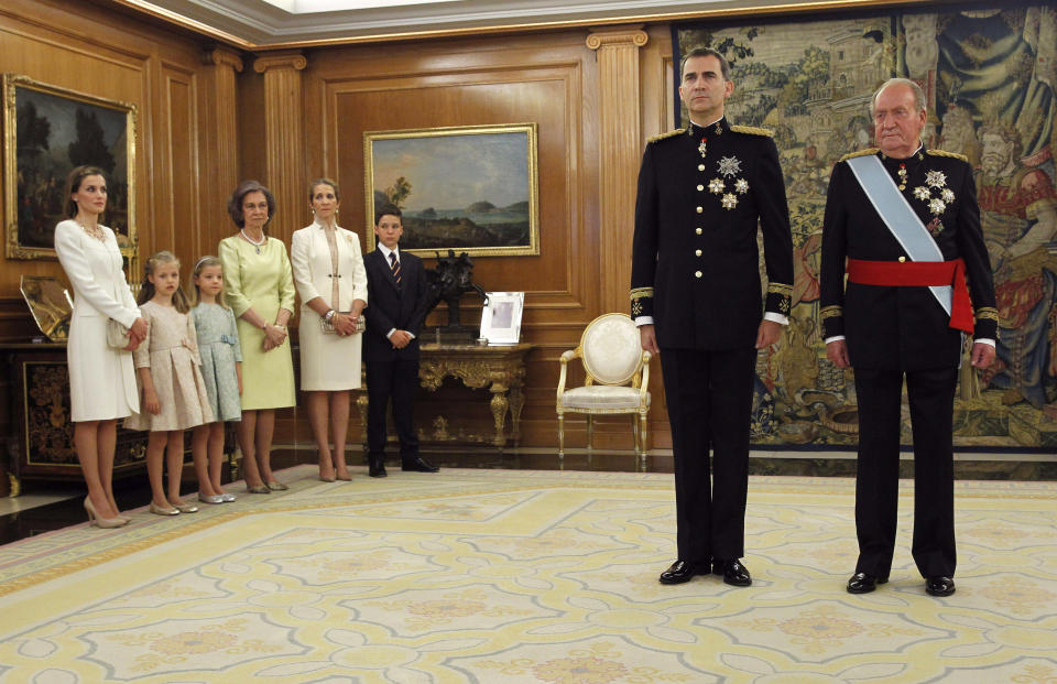 Felipe VI fue coronado el 19 de junio de 2014 en una ceremonia a la que no faltaron los reyes eméritos, Letizia, Leonor y Sofía. (Foto: Zipi / Getty Images)