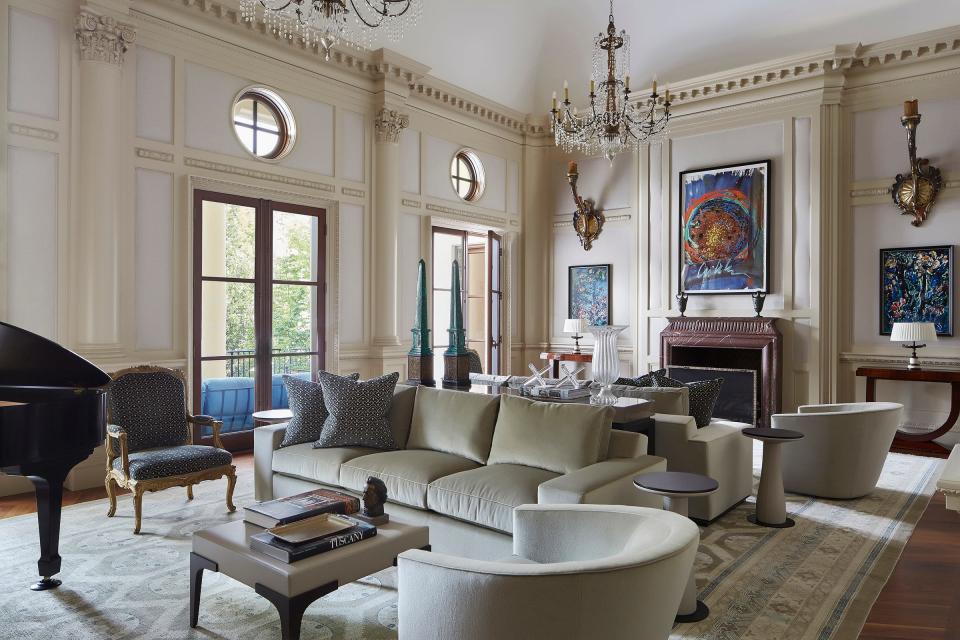 Jonathan Savage designed this grand salon for a client’s Nashville home.