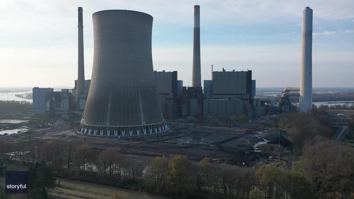 Охладителна кула в електроцентрала работеща с въглища която беше спряна