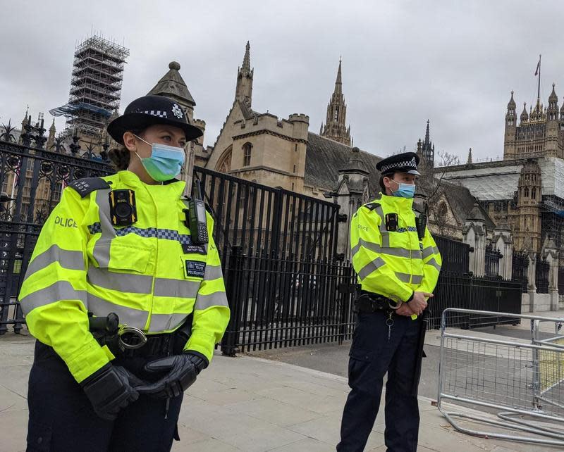 倫敦上千人上街抗議防疫封鎖措施，36名抗議民眾遭到逮捕，也有警員因民眾丟擲瓶罐而受傷。（翻攝自Metropolitan Police Events推特）